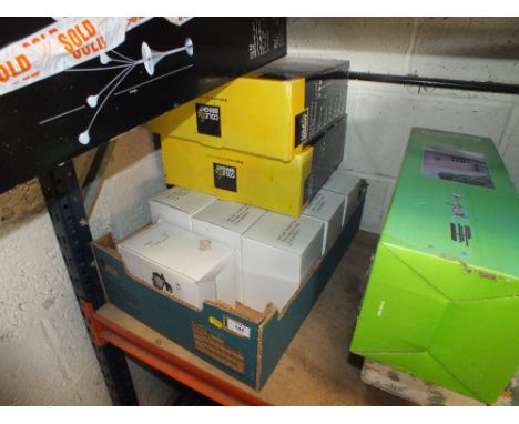 A QUANTITY OF SOLAR LIGHTS AND REFLECTOR LAMP BULBS