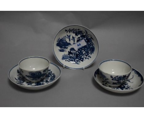 A pair of 1st period Worcester tea bowls and saucers in the Mansfield pattern with an additional Worcester saucer. In very fi