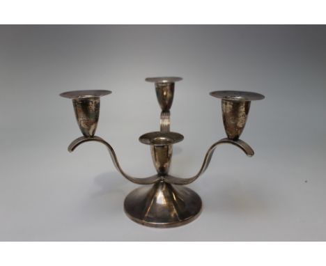 A HALLMARKED SILVER FOUR LIGHT CANDELABRA - BIRMINGHAM 1964, H 13 cm, approx 325 g
For shipping price on this lot please visi