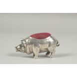 A silver hog pin cushion, 4cm.