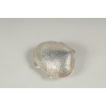 A silver clam shell box, 4cm.