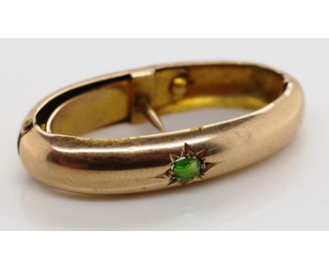 Antique 9ct gold scarf clip marked 9ct with a central star set oval cut chrysoprase approx 2.8 grams total weight