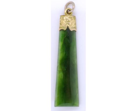 New Zealand greenstone and gold pendant Nephrite jade is of tapered form 51mm in length. With a bright cut engraved yellow go