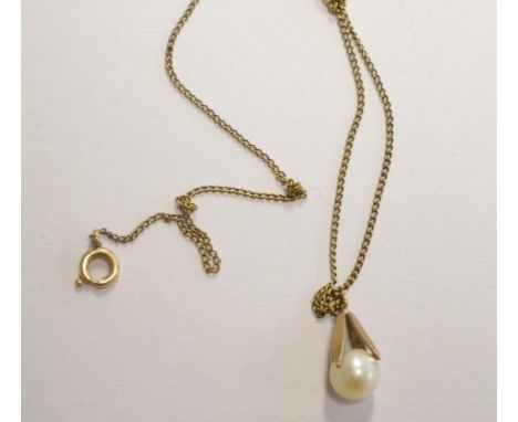 Gold &amp; pearl pendant 9ct gold mount on a plate chain