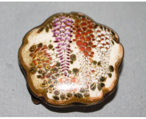 Vintage Satsuma ceramic buckle piece 1 piece, decorated with wisteria, on circular buckle, with silver backing. Diameter 4cm 
