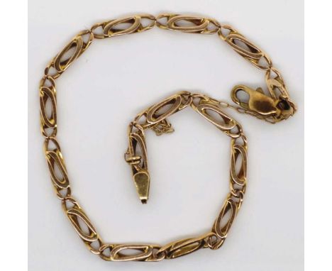 9ct gold chain bracelet marked 9ct to clasp. with safety chain approx 5.5grams total weight, 19cm length