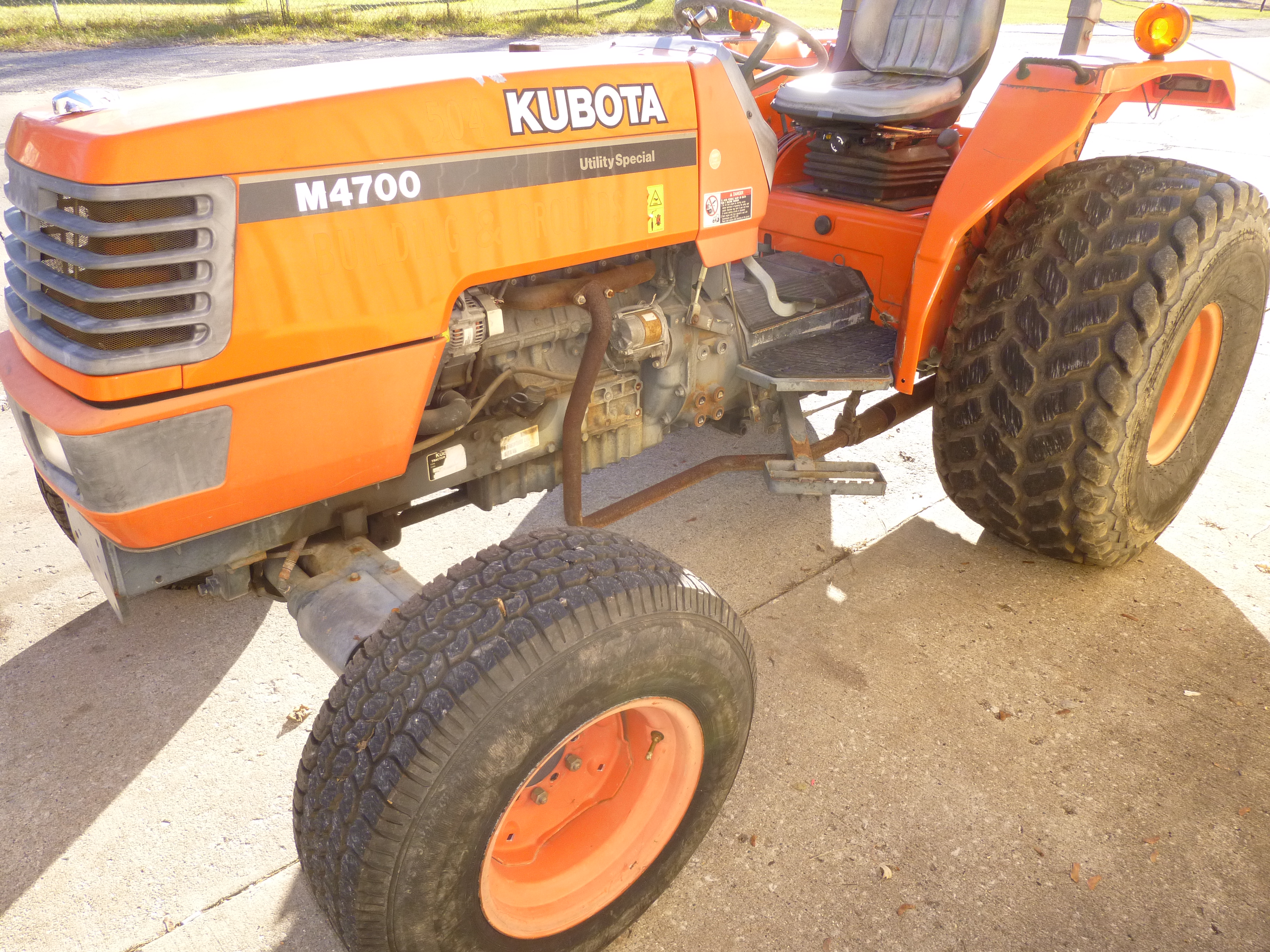 Kubota M4700 Utility Special 4wd diesel tractor, 3 pt hitch rear, turf
