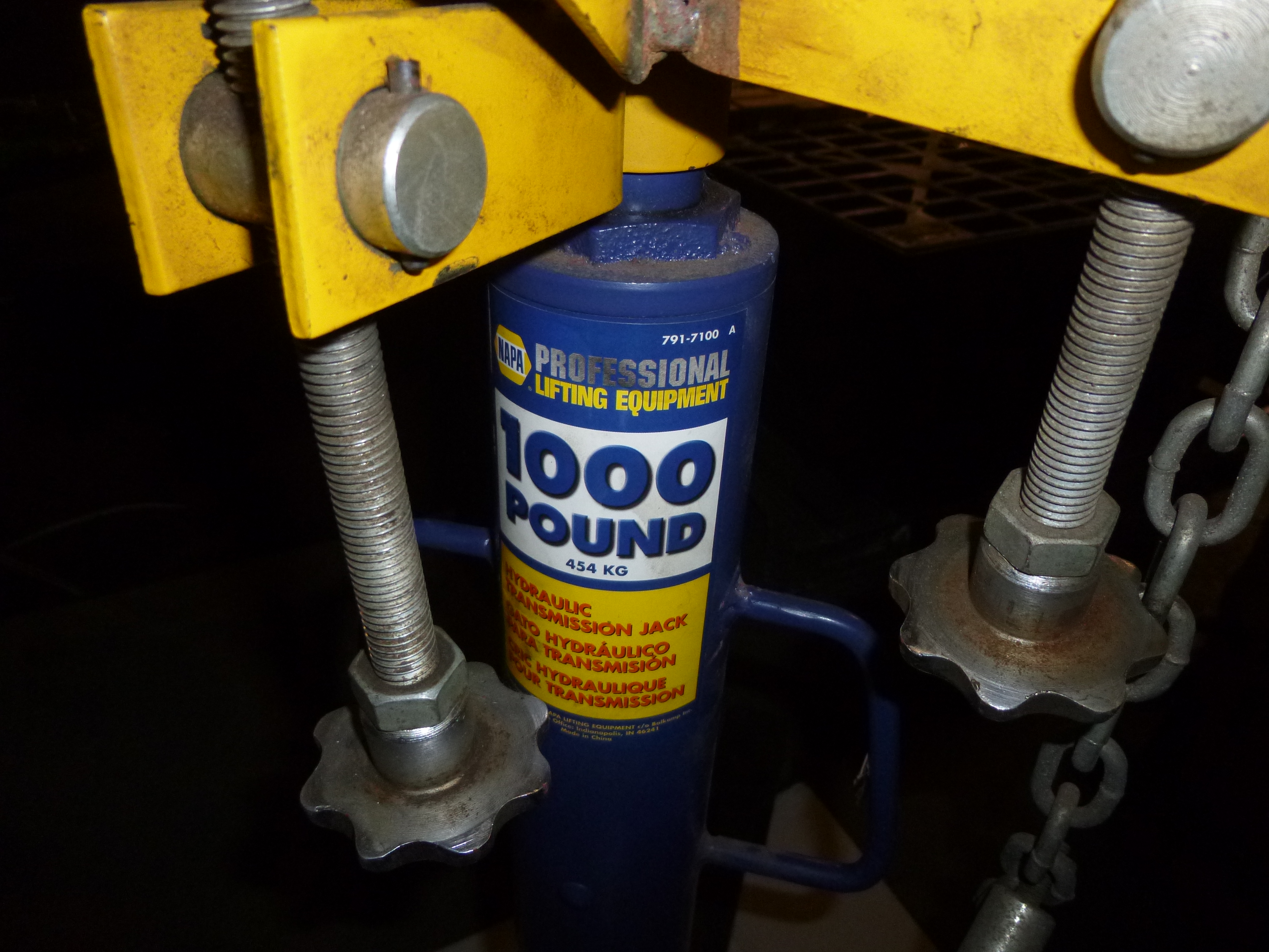 Napa Transmission jack model 7917100, 1000lb transmission jack, municipally owned, appears to ha
