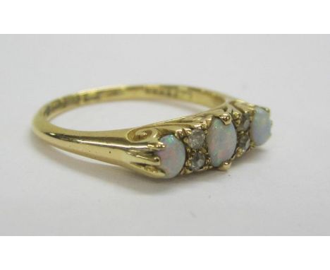 Ladies 18ct Gold Opal & Diamond 3 Stone Ring with graduated oval opals set 2 small diamond points between, fully hallmarked, 