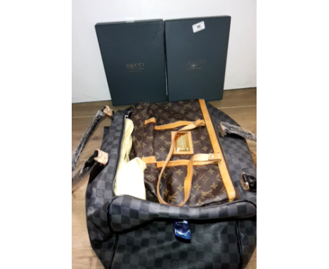 1 TRAVEL BAG 1 HAND BAG AND 2 TIE RACKS