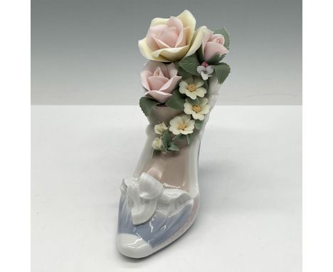 Lovely blue and white high heel filled with colorful flowers. Lladro backstamp. This item has its original box: 10"L x 5.5"W 