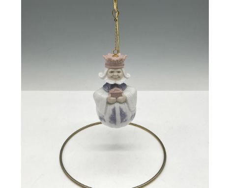 Glossy ornament. Lladro backstamp. This item has its original box: 4.5"L xx 4.5"W x 4"H. Artist: Jose PucheIssued: 1996 - 199