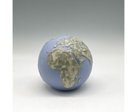 Matte finished. Lladro backstamp, This item has its original box: 5.75"L x 5.25"W x 4.5"H. Artist: Design &amp; Decoration De