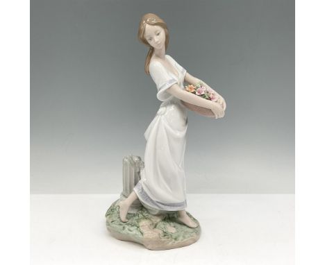 Glossy figure was the Privilege Piece for 2004 and is first in a series of 3 called the Mediterranean Beauty. Young woman hol