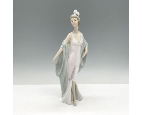Elegant figurine with glossy finish in 1920's styled dress. Colored in soft pastels. Lladro backstamp. This item has its orig