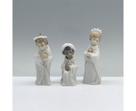 The three wise men, clad in pristine white robes, hold their gifts in preparation for Baby Jesus. Lladro backstamp. Dimension