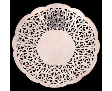 An Elizabeth II silver bon bon basket, R Hodd & Son, London 1971, circular lobed form with pierced foliate gallery raised on 