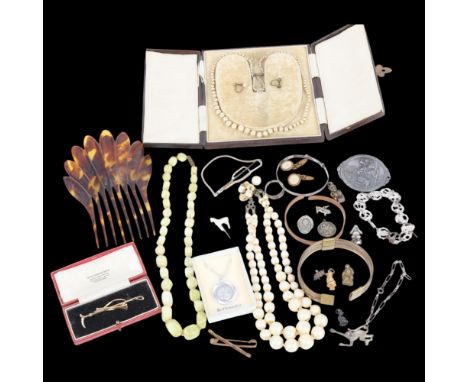 Various jewellery, including pearl necklace, hunting design tie clip, etc . Condition Report: Lot sold as seen unless specifi