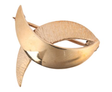 A 9ct gold modernist abstract brooch, maker LT, London 1997, polished and textured decoration, 26.1mm, 3.5g . Condition Repor