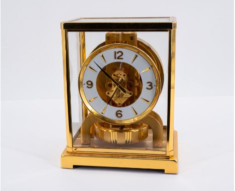 ATMOS.  Jaeger LeCoultre. Technik: Messing, vergoldet; Kristallglas u.a. Beschreibung: Emailliertes Ringzifferblatt mit arabi