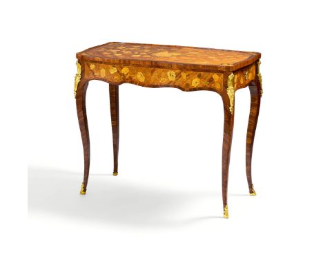 DAMENBUREAU MIT FLORALER MARQUETERIE LOUIS XV.  Roussel - zugeschrieben, Pierre. Paris.  Datierung: Um 1760. Technik: Rosenho