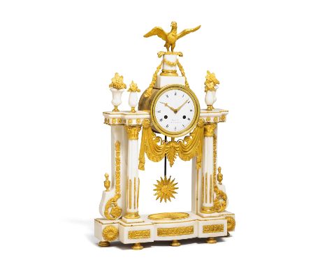 PORTALPENDULE LOUIS XVI.  Doll Jeune. Paris.  Datierung: 1. Hälfte 19. Jh. Technik: Weißer Marmor. Vergoldete Bronzeapplikati