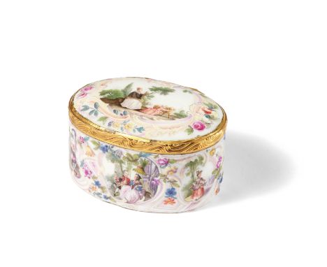 OVALE TABATIERE MIT GALANTEN SZENEN.  Meissen. Datierung: Um 1760. Technik: Porzellan mit feinem, polychromem Malereidekor. S