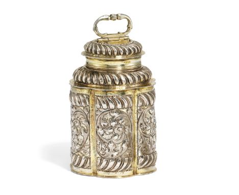 SCHRAUBFLASCHE MIT AKANTHUSRANKEN.  Wolter, Conrad. Ohlau.  Datierung: Um 1700. Technik: Silber mit Teilvergoldung. Beschreib