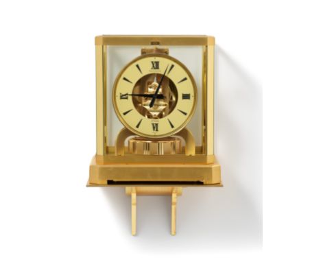 ATMOS MIT WANDKONSOLE.  Jaeger LeCoultre. Technik: Messing, vergoldet, Kristallglas u.a. Beschreibung: Ringzifferblatt mit ar
