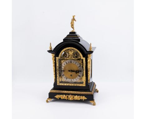 BRACKET CLOCK.  England. Technik: Gehäuse aus ebonisisertem Holz, vergoldete Bronzeapplikationen, Eisen u.a. Beschreibung: Re