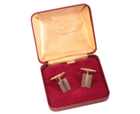 A PAIR OF VINTAGE ENGINE-TURNED CUFFLINKSin 9ct gold, each comprising an oval terminal with fluted detailing, secured with sw