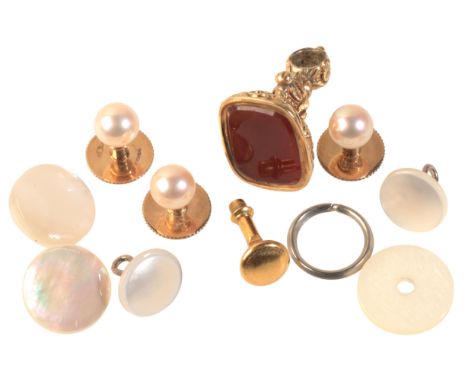 A COLLECTION OF JEWELSincluding an antique carnelian fob seal in chased metal, set with a blank carnelian seal, c.2.7cm; toge