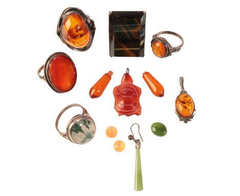 A COLLECTION OF GEM-SET JEWELLERYin sterling silver, including two amber rings; together with an amber pendant; a moss agate 