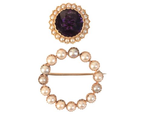 AN ANTIQUE AMETHYST AND PEARL BROOCHin 15ct gold, set with a round cut amethyst of c.5.08 carats, surrounded by a border of s