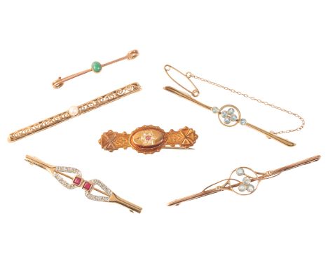 A COLLECTION OF BAR BROOCHESincluding an antique stock pin in 9ct gold, set with a turquoise cabochon; together with an Etrus
