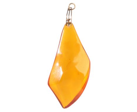 AN AMBER PENDANTin 9ct gold, set with a polished amber drop to a stylised bail, no assay marks, c.9.4cm, (c.12.1g)