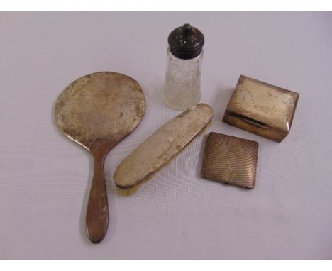 A quantity of silver to include a cigarette box, an engine turned compact, a hand mirror and a clothes brush (5)