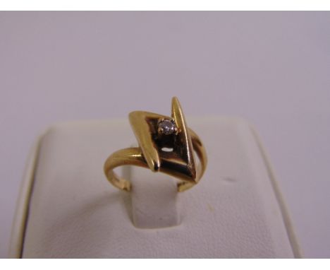 9ct yellow gold and diamond ring, approx total weight 2.5g