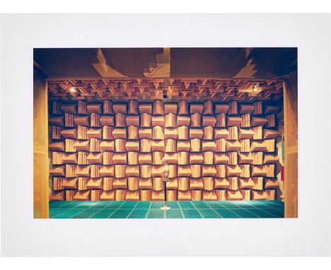 Lewis Baltz (Newport Beach 1945 – 2014 Paris). „Anechoic Chamber“. 1989–2012C-Print.  20&nbsp;×&nbsp;31&nbsp;cm (28,8&nbsp;×&