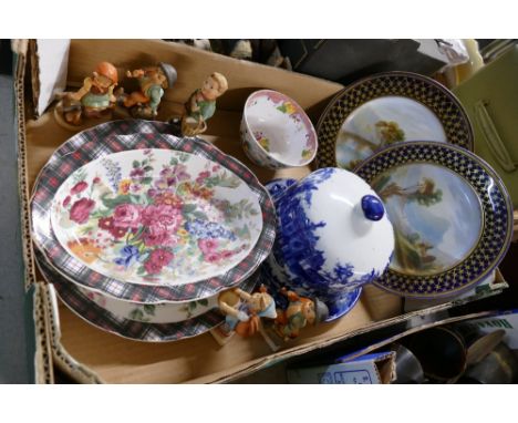 Box of reproduction blue and white cheese dome, pair of painted plates, Wedgwood Ralph Lauren Hampton floral pattern plate an