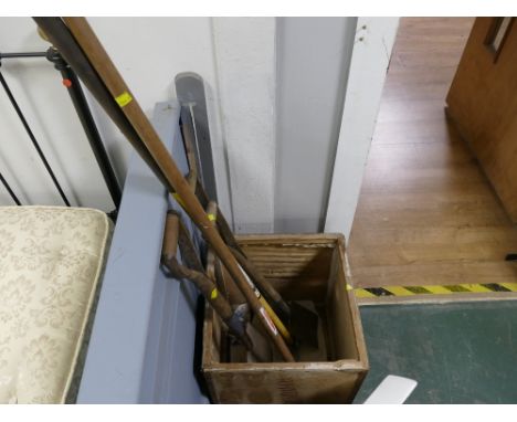 Quantity of garden tools 