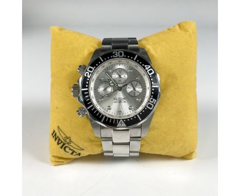 This timeless stainless steel watch has a beautiful navy boarder, with teal markings on the face. This item has its original 