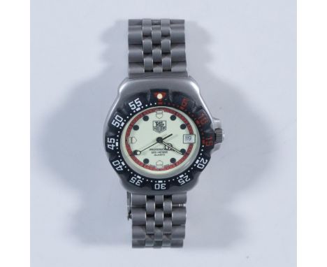 This vintage watch has a luminous dial, Swiss quartz movement, stainless steel case with uni-directional rotating bezel, and 