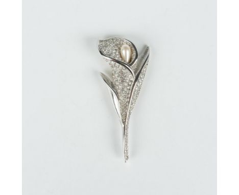 Silver tone calla lily flower set with clear crystals. The back has enamel and the Swarovski hallmark. Dimensions: 2.75"L x 1