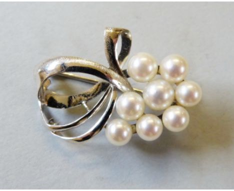 A 14ct white gold and cultured pearl spray brooch, 5.4gms