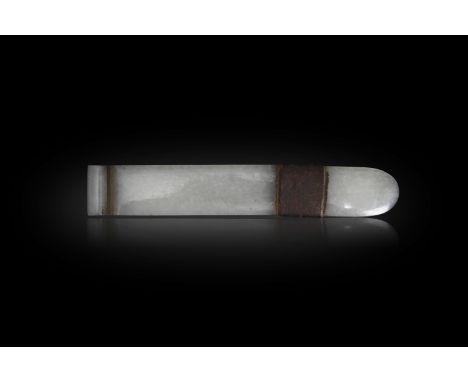 A CELADON JADE HAIRPINChina, 19th century.L: 11cm