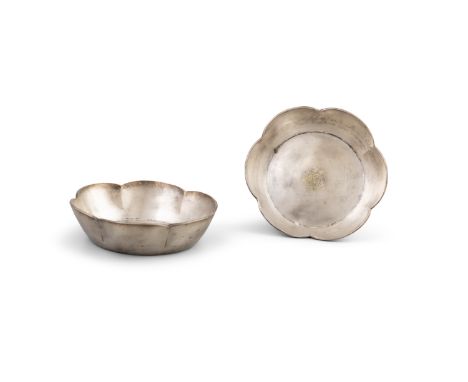 A PAIR OF PARCEL-GILT FLOWER -SHAPED SILVER DISHES北宋    鎏金六曲平底銀洗一對   China, Northern Song Dynasty, 10th Century ADThese two d