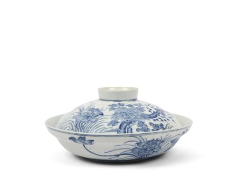 A BLUE AND WHITE ‘LOTUS’ SOUP BOWL AND COVER, DOUBLE SIGNED JIANG XI CI YE GONG SI.China, Republic period.D: 23.2cmIn the lat