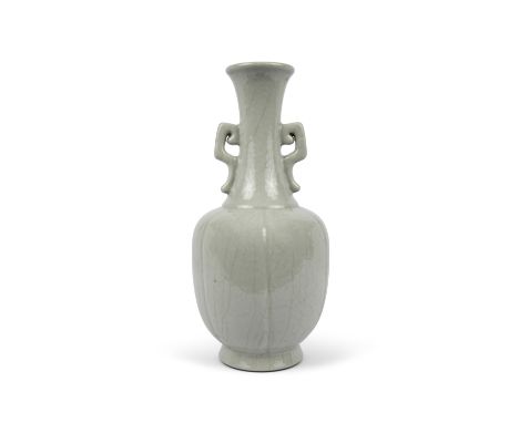 A GUAN-TYPE TWO-HANDLED VASE, MARKED QIANLONG清代 乾隆款 仿官窯雙耳瓜棱瓶China, 19th century.The waisted cylindrical neck with lipped rim 
