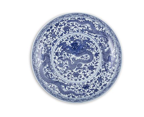 * A LARGE MING-STYLE BLUE AND WHITE PORCELAIN ‘DRAGON’ SHALLOW DISHMARKED KANGXI中國 20世紀 康熙款 青花龍紋大盤CHINA, 20TH CENTURYIt rests